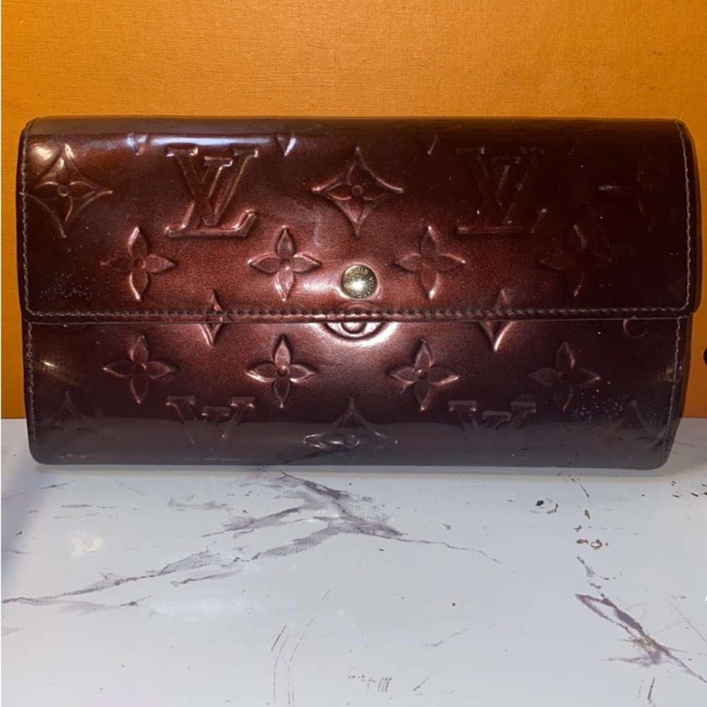 SOLDAuthentic Louis Vuitton Vernis Amarante Sarah Wallet - Picture 6 of 16